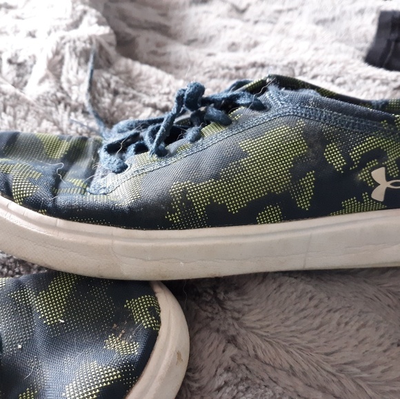 under armour boys shoes
